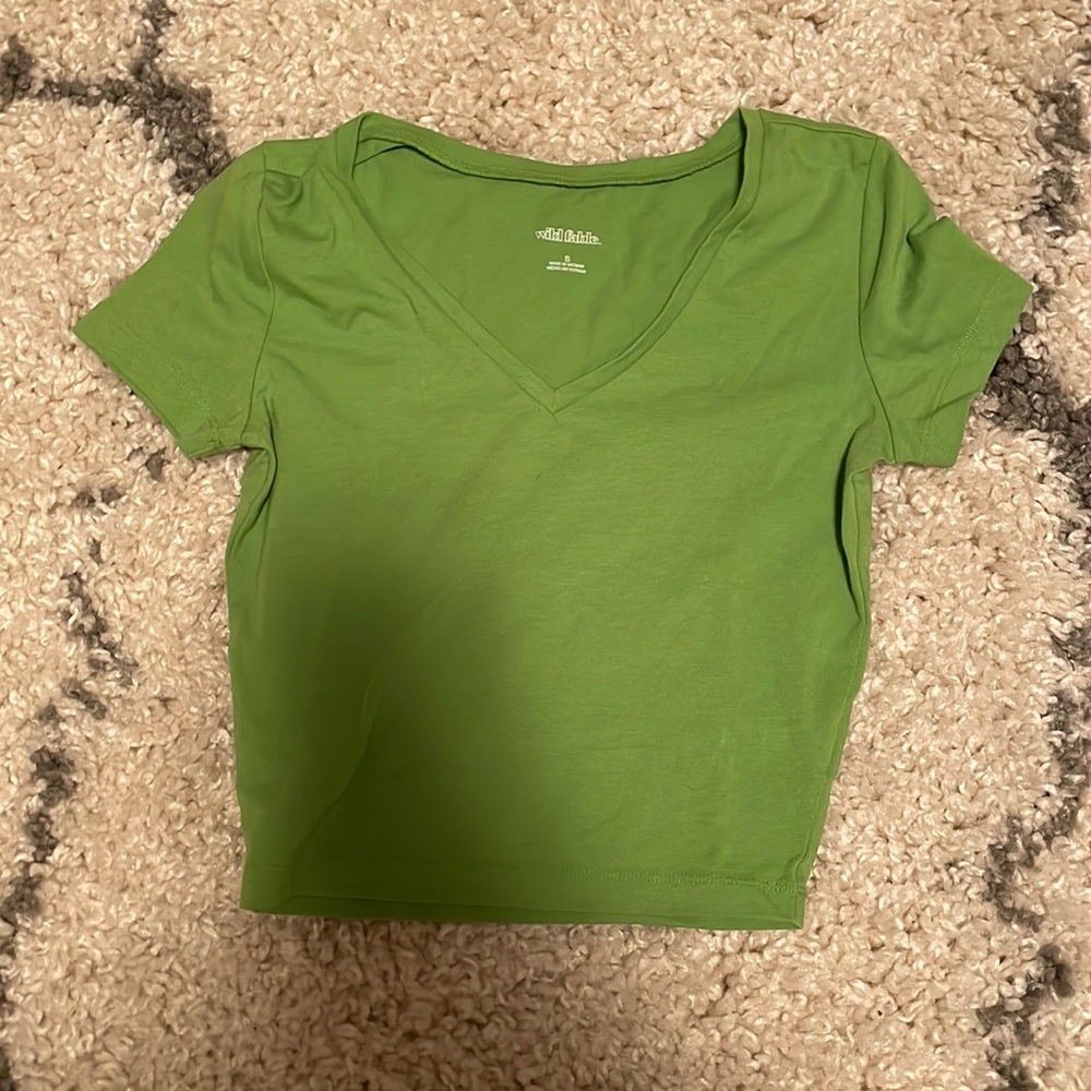 NWOT Green V-Neck Cropped T-Shirt
